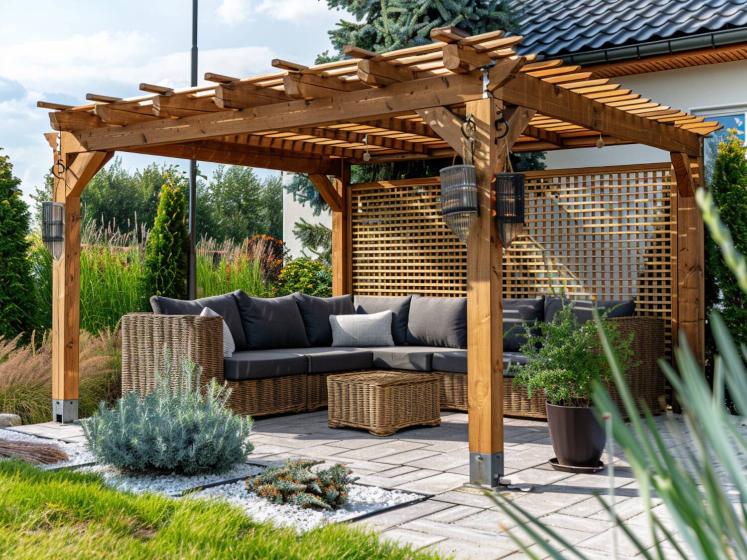 10 inspiracji na urządzenie tarasu z meblami z rattanu.