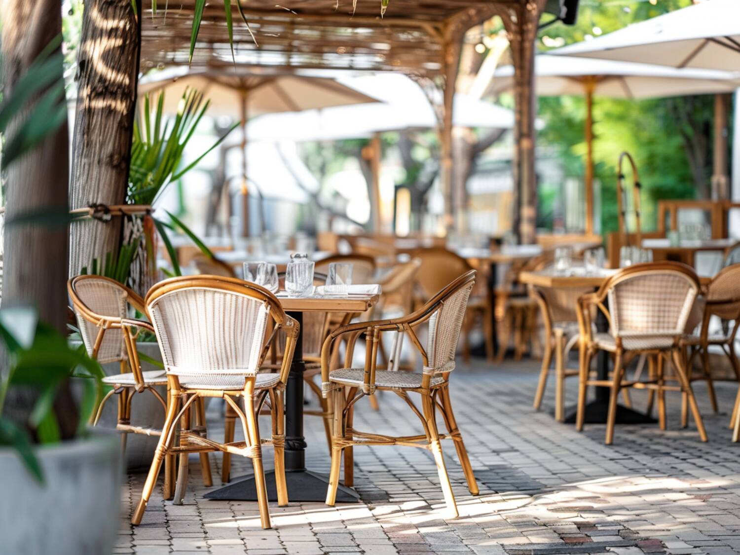 Poradnik: Jakie krzesła najlepiej sprawdzają się w restauracjach na świeżym powietrzu?