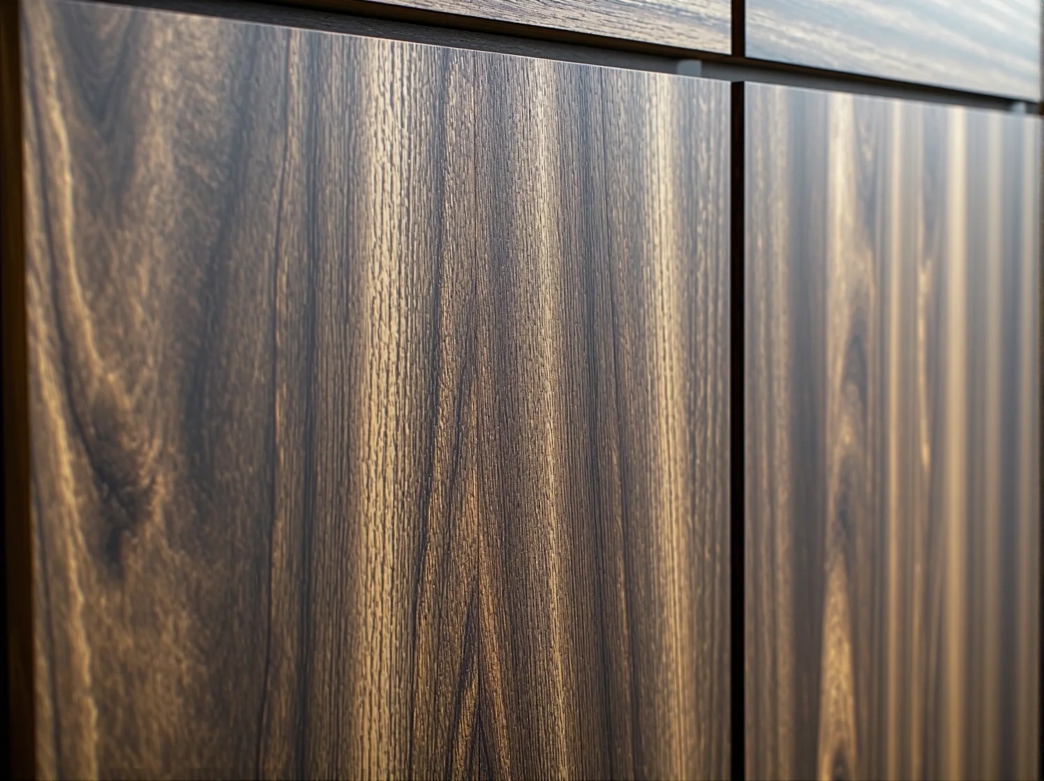 Dekoracyjne kule świetlne LED w stylu glamour tworzące magiczny klimat w ogrodzie po zmroku.