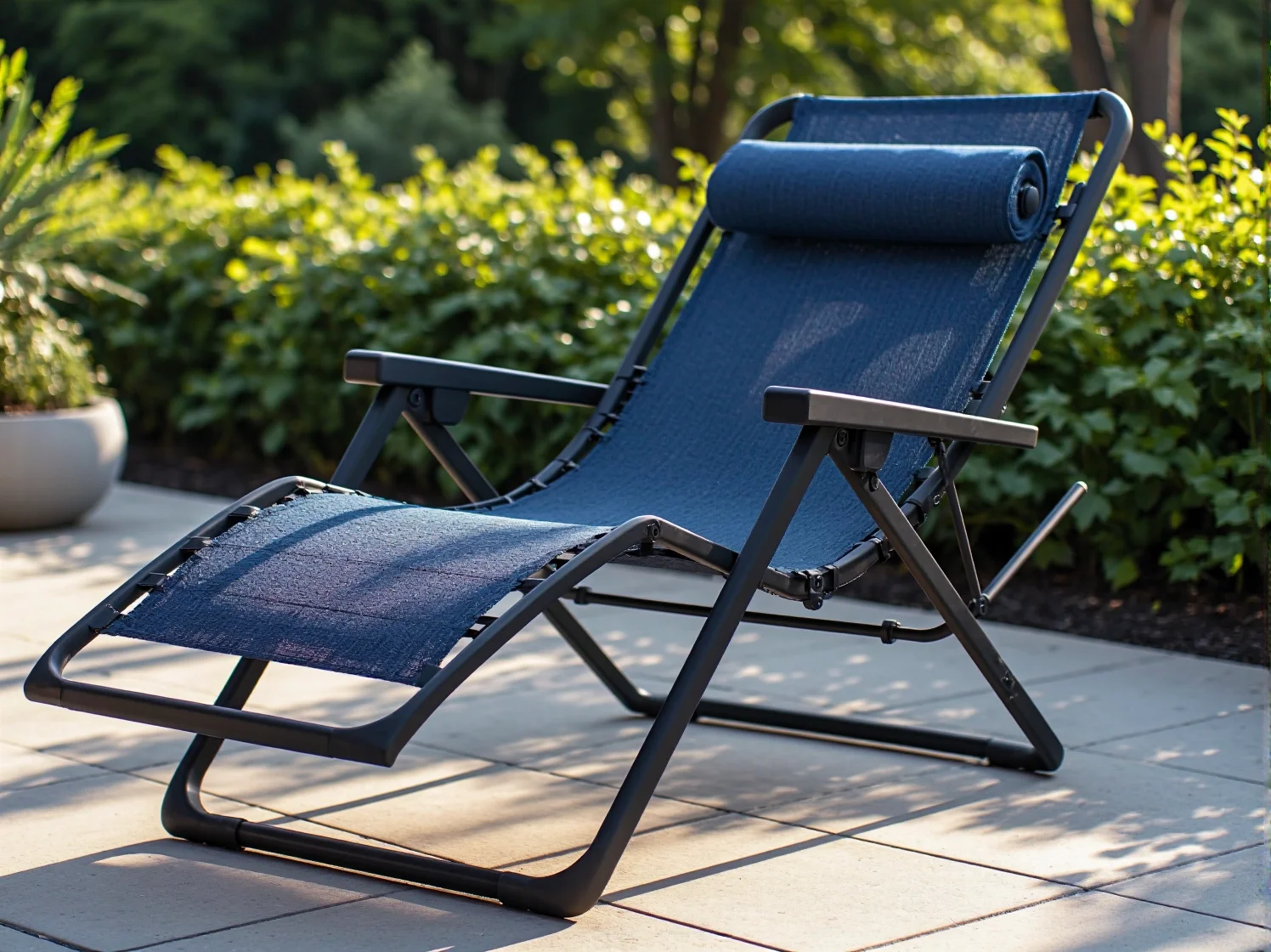 Składany leżak na trawniku, praktyczne rozwiązanie do małych i dużych ogrodów przydomowych.