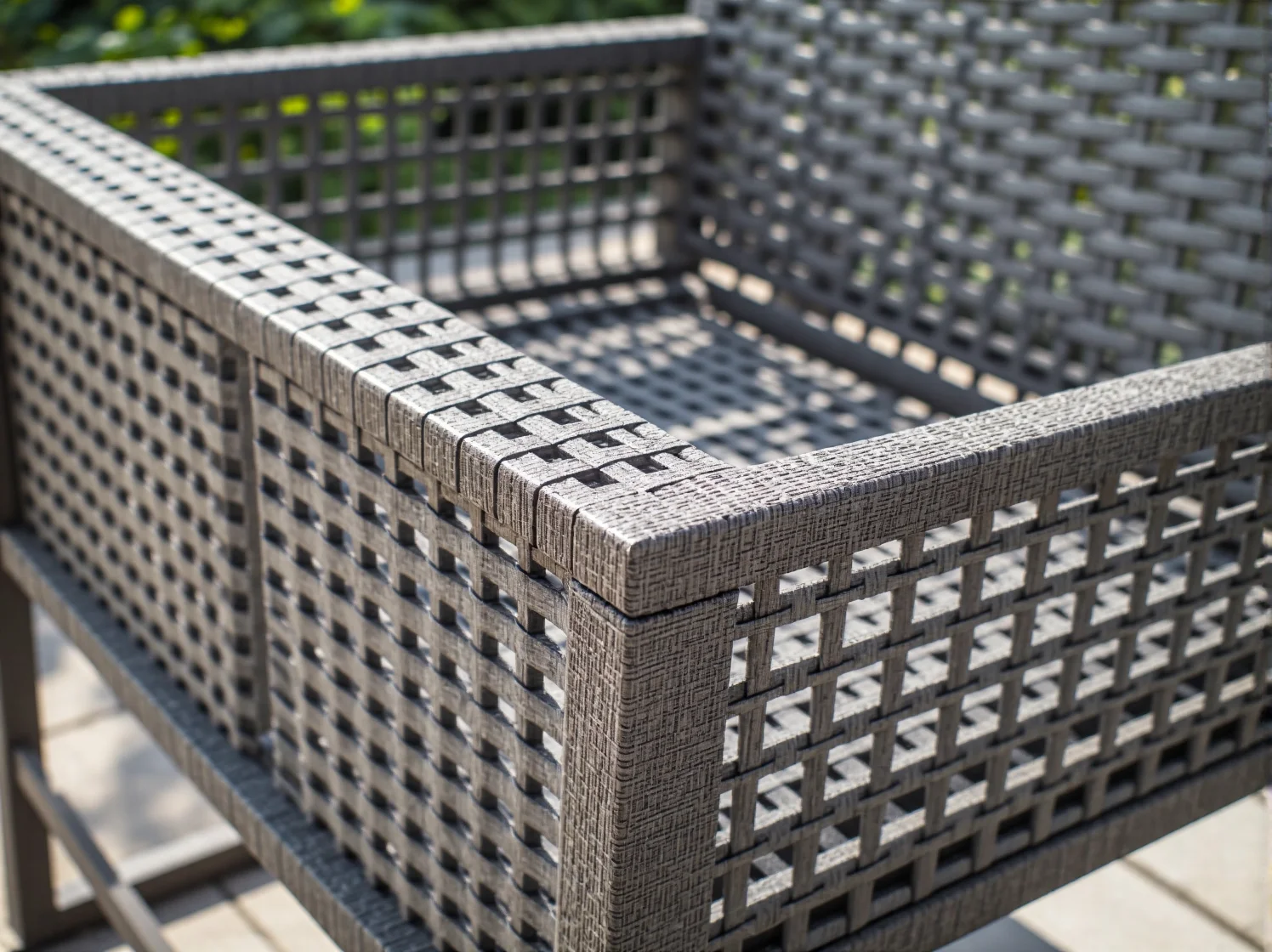 Trwałe meble ogrodowe z recyklingu odporne na warunki atmosferyczne.