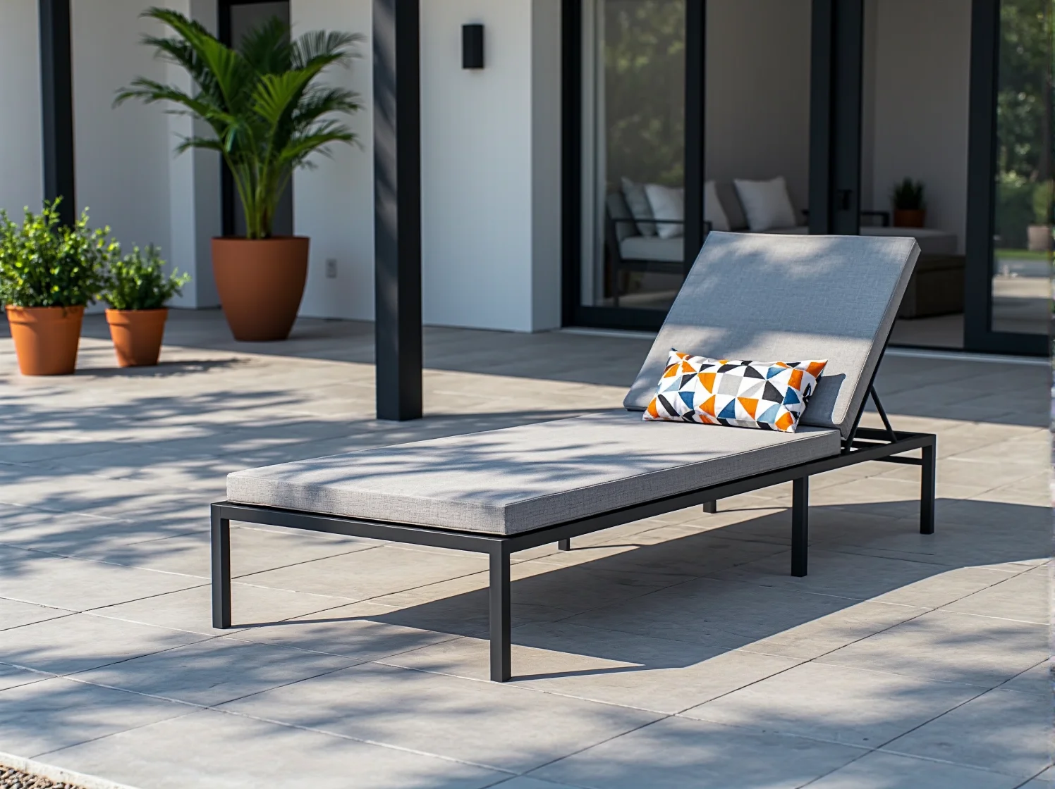 Nowoczesny leżak z technorattanu z miękkimi poduszkami zapewniający komfortowy wypoczynek.