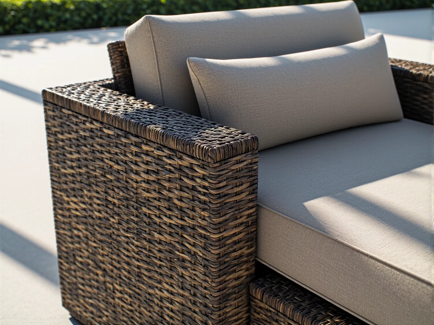 Wytrzymały leżak do ogrodu z regulowanym oparciem, bezpieczny dla dzieci i dorosłych.