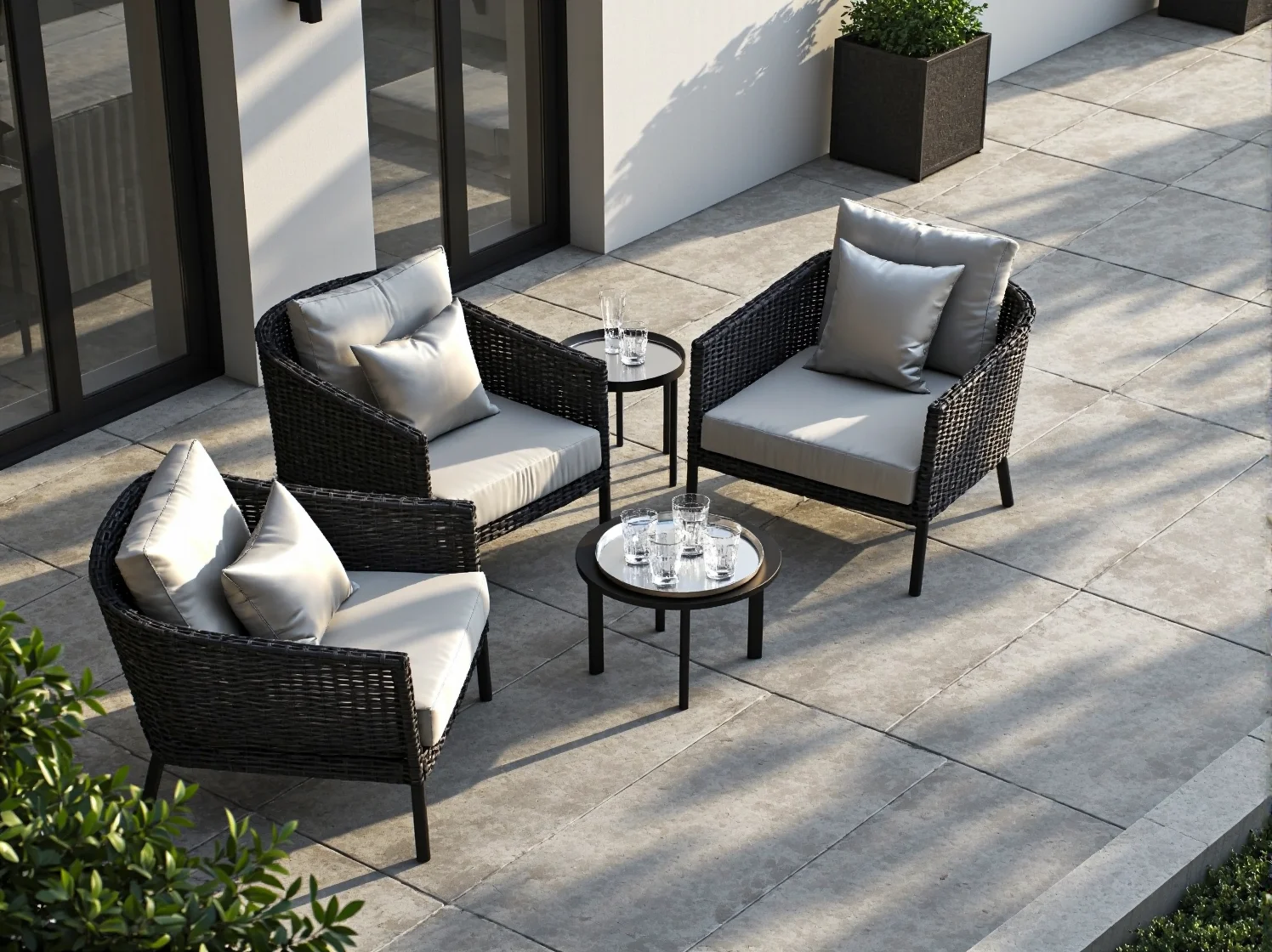 Złote lampiony i dekoracje tworzące klimat luksusowego tarasu glamour.